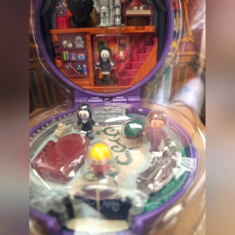 Limited Edition Addams Family Polly Pocket - Picture 4 of 4